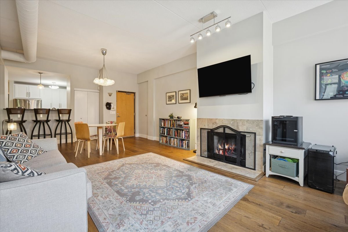 4118 N Lincoln Avenue 202