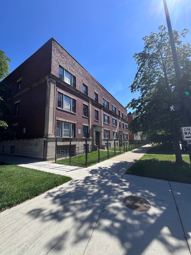 4358 W Washington Boulevard 204