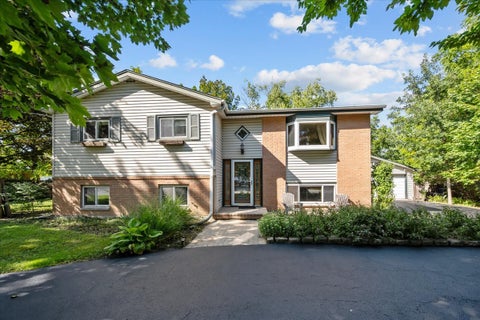 Photo of 711 Quassey Avenue, Lake Bluff, IL 60044 (MLS # 12745820)