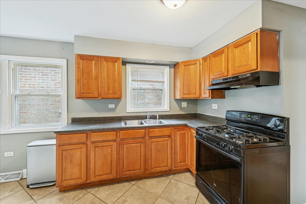 11709 S PEORIA Street