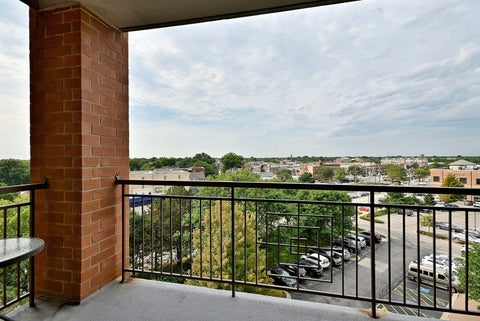 Tiny photo for 1 N Beacon Place #601, La Grange, IL 60525 (MLS # 12798064)