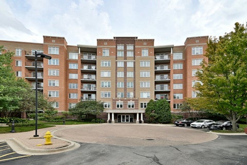 Tiny photo for 1 N Beacon Place #601, La Grange, IL 60525 (MLS # 12798064)