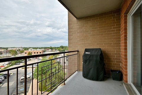 Tiny photo for 1 N Beacon Place #601, La Grange, IL 60525 (MLS # 12798064)