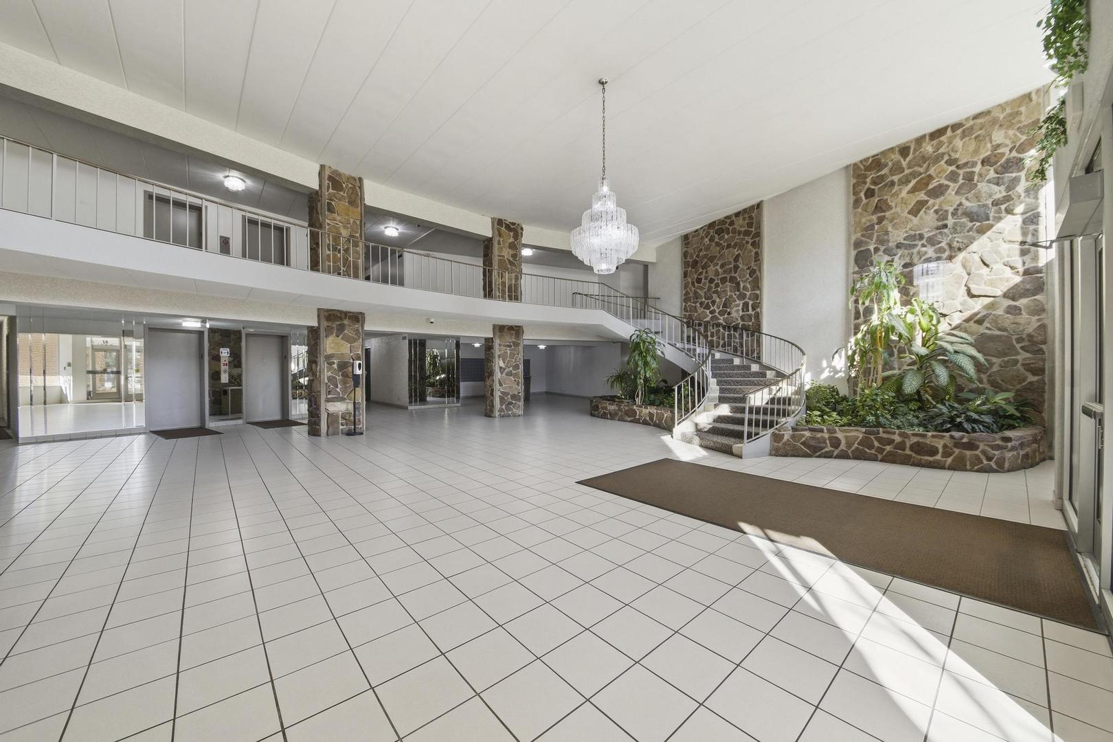 16 E Old Willow Road 214s