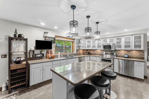 Tiny photo for 4986 Foxborough Court, Bettendorf, IA 52722 (MLS # 12635914)