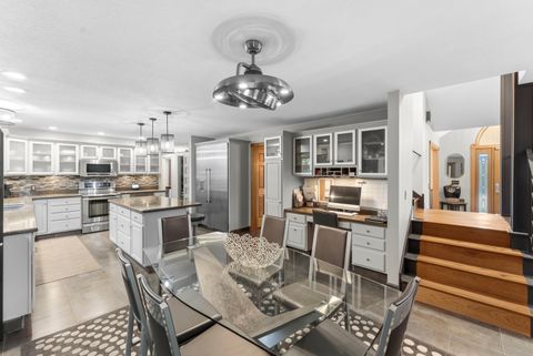 Tiny photo for 4986 Foxborough Court, Bettendorf, IA 52722 (MLS # 12635914)