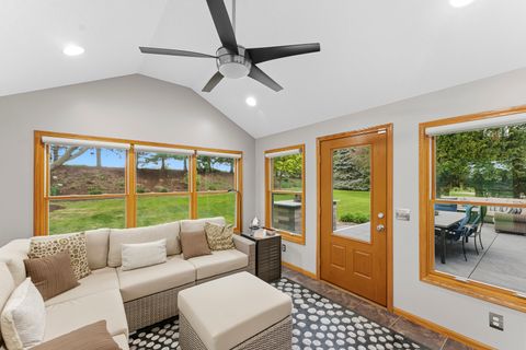 Tiny photo for 4986 Foxborough Court, Bettendorf, IA 52722 (MLS # 12635914)