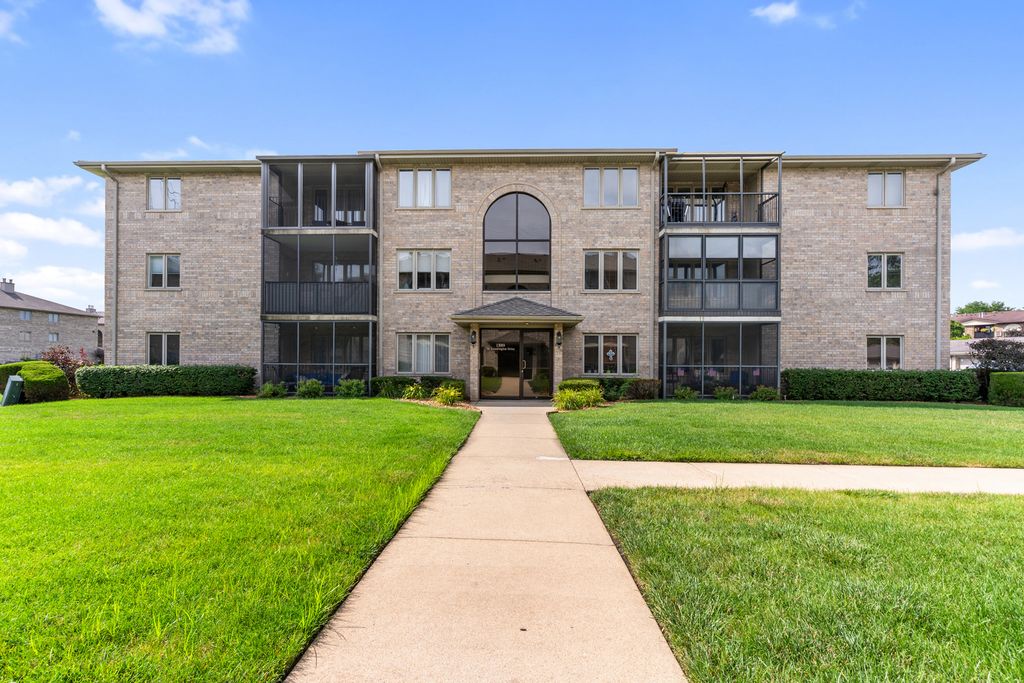 Photo for 13919 W Leamington Drive #806, Crestwood, IL 60418 (MLS # 12428497)