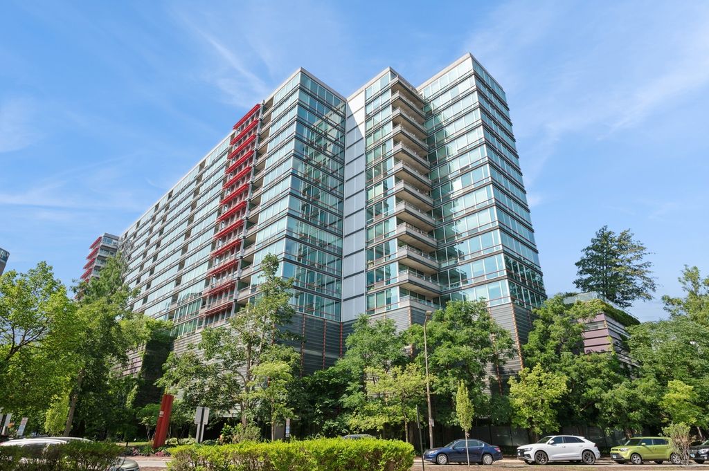 Photo for 800 Elgin Road #1002, Evanston, IL 60201 (MLS # 12439688)