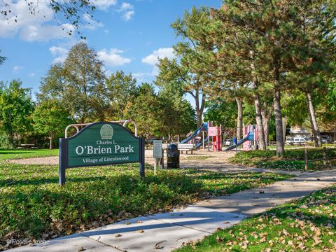 Tiny photo for 7225 N East Prairie Road, Lincolnwood, IL 60712 (MLS # 12562335)