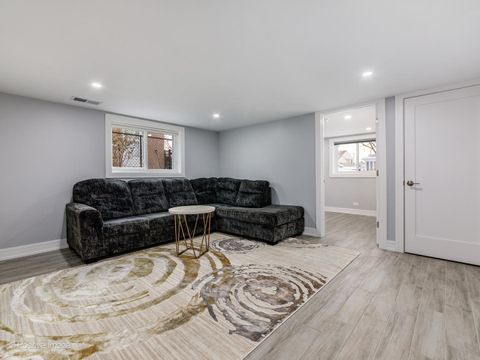 Tiny photo for 7225 N East Prairie Road, Lincolnwood, IL 60712 (MLS # 12562335)