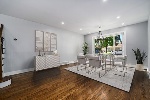 Tiny photo for 7225 N East Prairie Road, Lincolnwood, IL 60712 (MLS # 12562335)