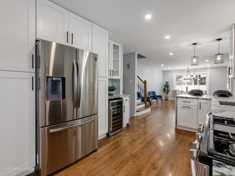 Tiny photo for 7225 N East Prairie Road, Lincolnwood, IL 60712 (MLS # 12562335)