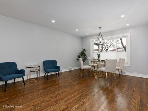 Tiny photo for 7225 N East Prairie Road, Lincolnwood, IL 60712 (MLS # 12562335)