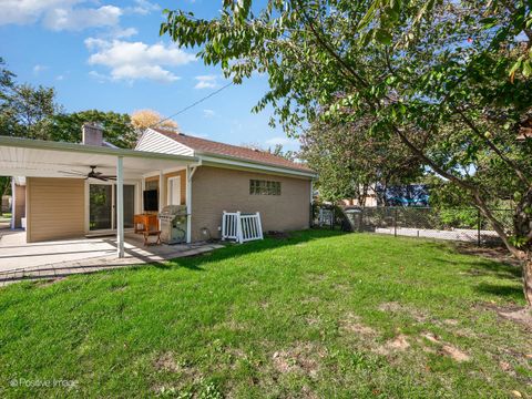 Tiny photo for 7225 N East Prairie Road, Lincolnwood, IL 60712 (MLS # 12562335)
