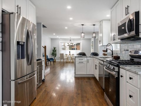 Tiny photo for 7225 N East Prairie Road, Lincolnwood, IL 60712 (MLS # 12562335)