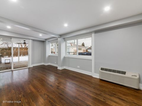 Tiny photo for 7225 N East Prairie Road, Lincolnwood, IL 60712 (MLS # 12562335)