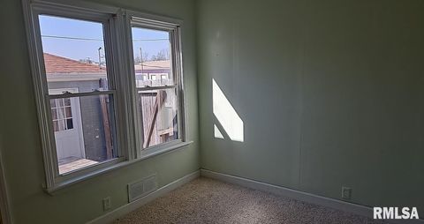 Tiny photo for 200 W DELAWARE Street, Fairfield, IL 62837 (MLS # EB459412)