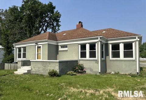Photo of 200 W DELAWARE Street, Fairfield, IL 62837 (MLS # EB459412)