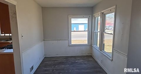 Tiny photo for 200 W DELAWARE Street, Fairfield, IL 62837 (MLS # EB459412)