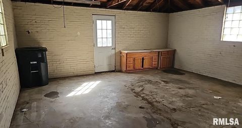 Tiny photo for 200 W DELAWARE Street, Fairfield, IL 62837 (MLS # EB459412)