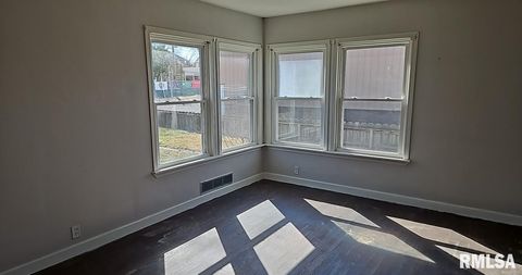 Tiny photo for 200 W DELAWARE Street, Fairfield, IL 62837 (MLS # EB459412)