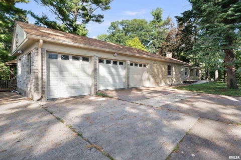 Photo of 660 18TH Avenue, East Moline, IL 61244 (MLS # 12774092)