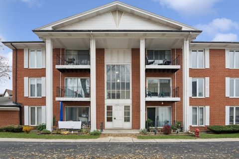 Photo of 5721 Circle Drive #102, Oak Lawn, IL 60453 (MLS # 12539224)