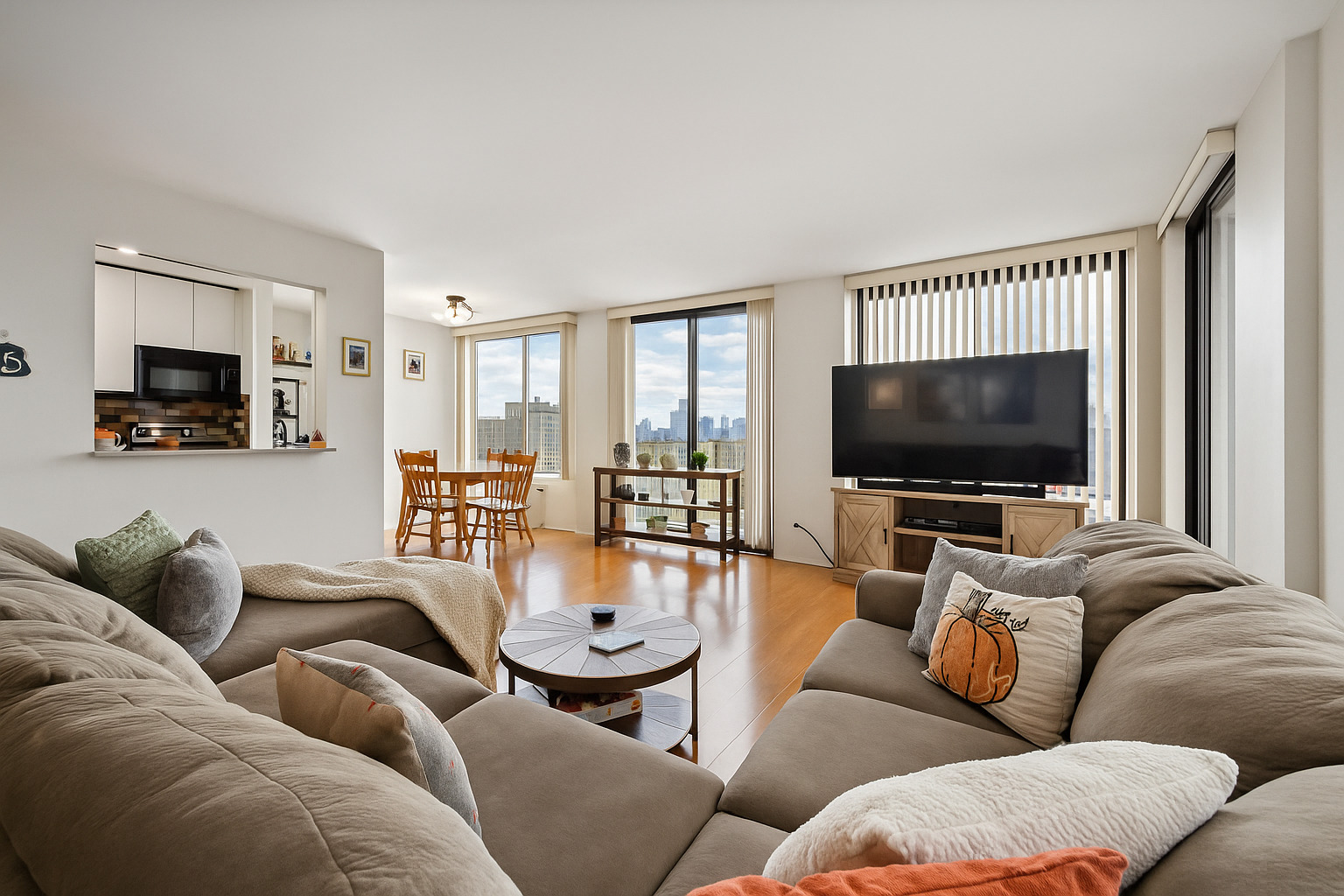 345 W Fullerton Parkway 1806