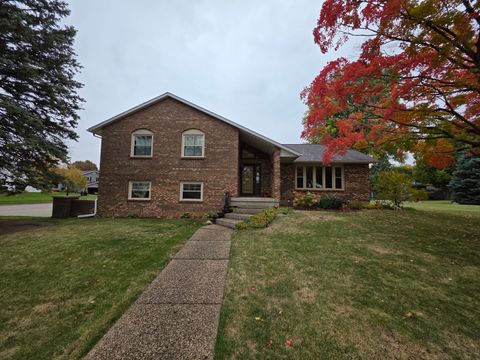 Photo of 607 Greenridge Drive, Sterling, IL 61081 (MLS # 12507614) Photo of 607 Greenridge Drive, Sterling, IL 61081 (MLS # 12507614)