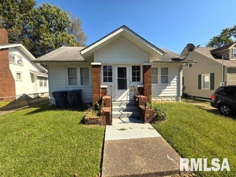 Tiny photo for 704 S 24TH Street, Mt Vernon, IL 62864 (MLS # EB460186)