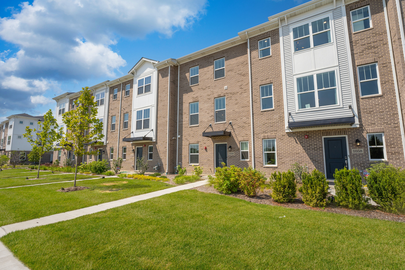 View Des Plaines, IL 60018 townhome