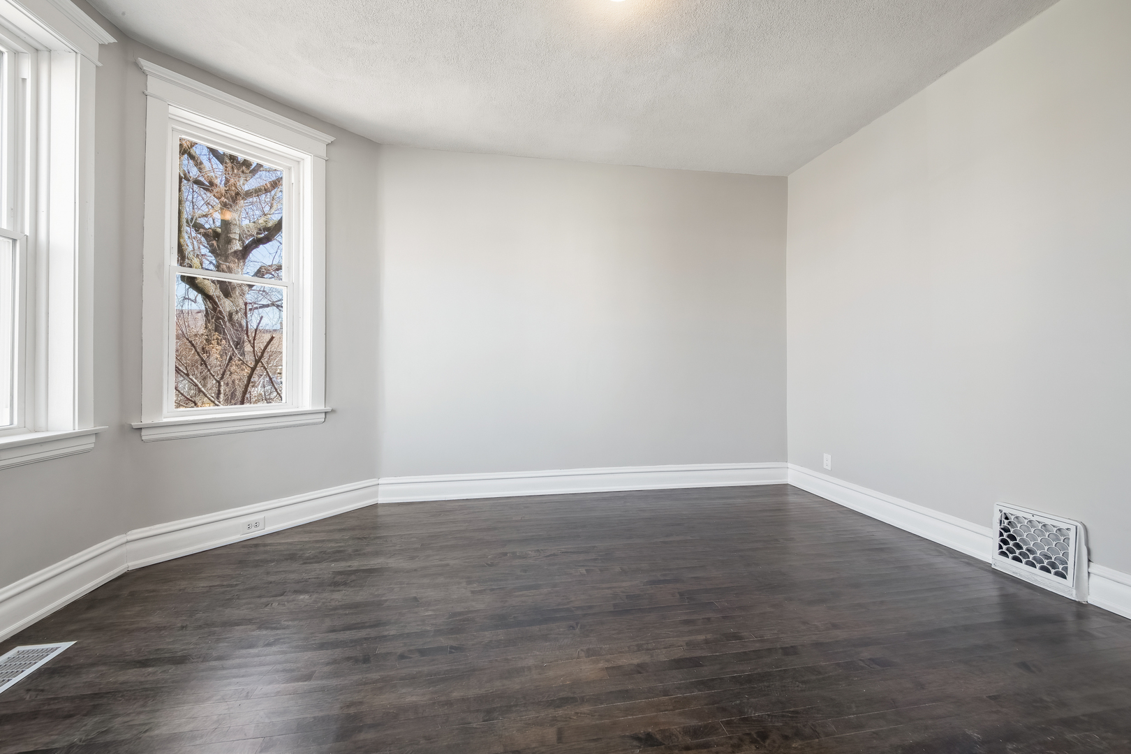 5527 W 22nd Place