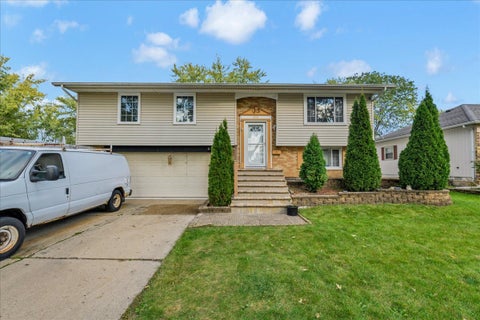 Photo of 916 STOWELL Avenue, Streamwood, IL 60107 (MLS # 12782424)