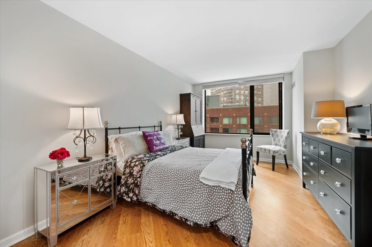 Chicago, Illinois 60611, United States, 1 Bedroom Bedrooms, ,1 BathroomBathrooms,Residential,Contingent,251342