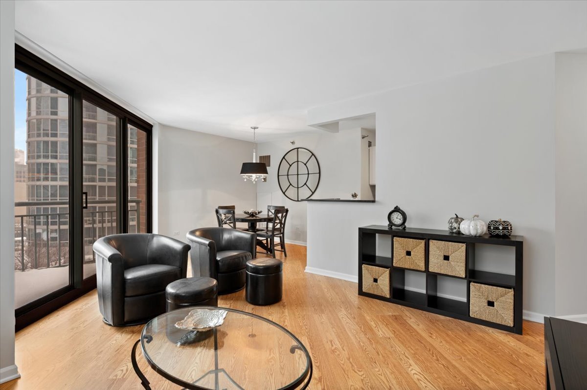 Chicago, Illinois 60611, United States, 1 Bedroom Bedrooms, ,1 BathroomBathrooms,Residential,Contingent,251342