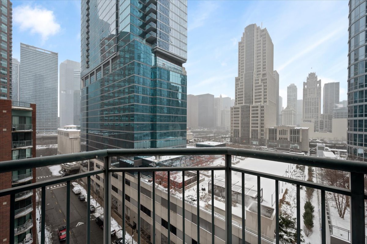 Chicago, Illinois 60611, United States, 1 Bedroom Bedrooms, ,1 BathroomBathrooms,Residential,Contingent,251342