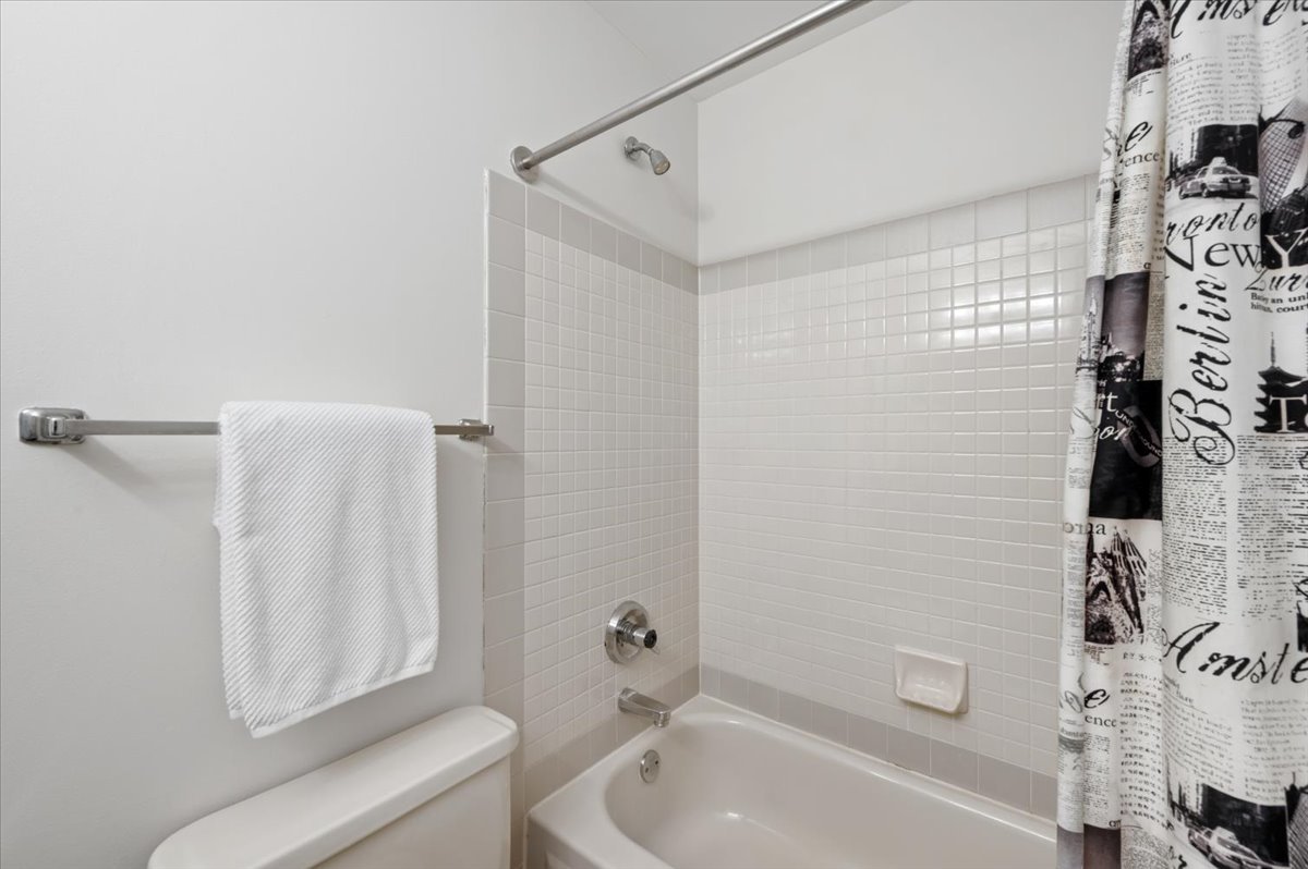 Chicago, Illinois 60611, United States, 1 Bedroom Bedrooms, ,1 BathroomBathrooms,Residential,Contingent,251342