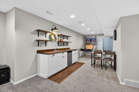 Tiny photo for 2611 Heather Glen Circle, Bettendorf, IA 52722 (MLS # 12624218)