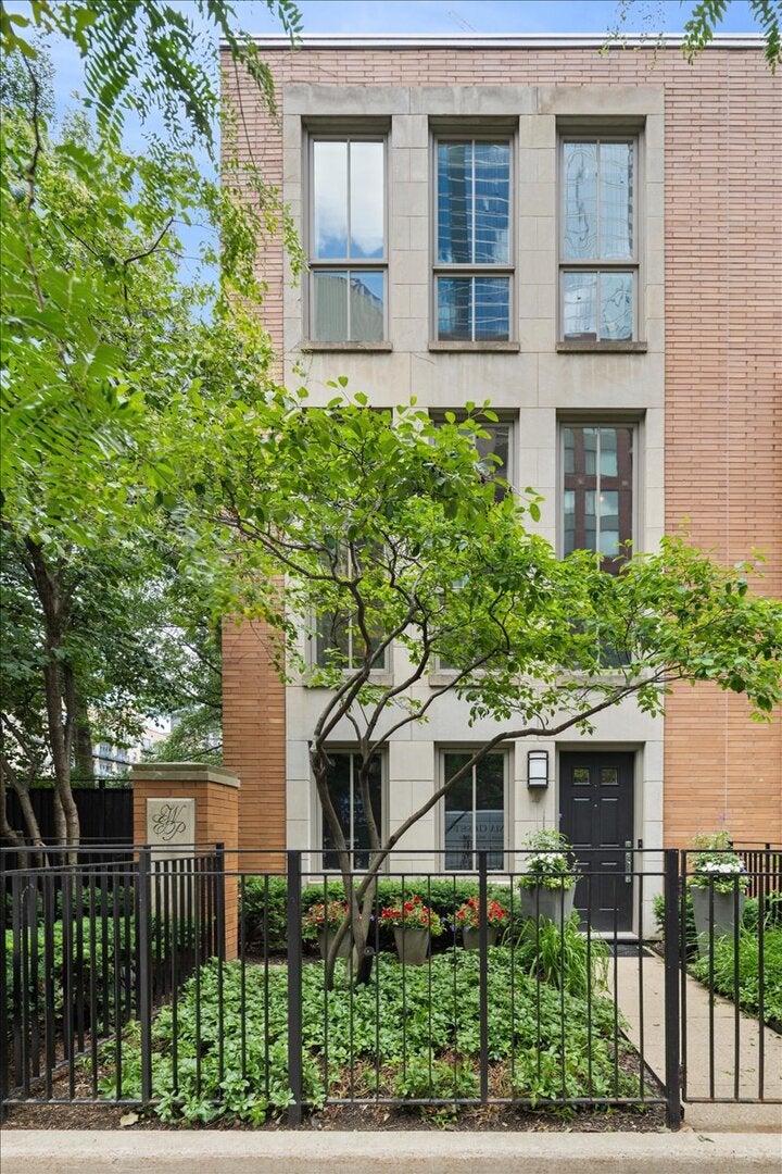 447 N McClurg Court 447