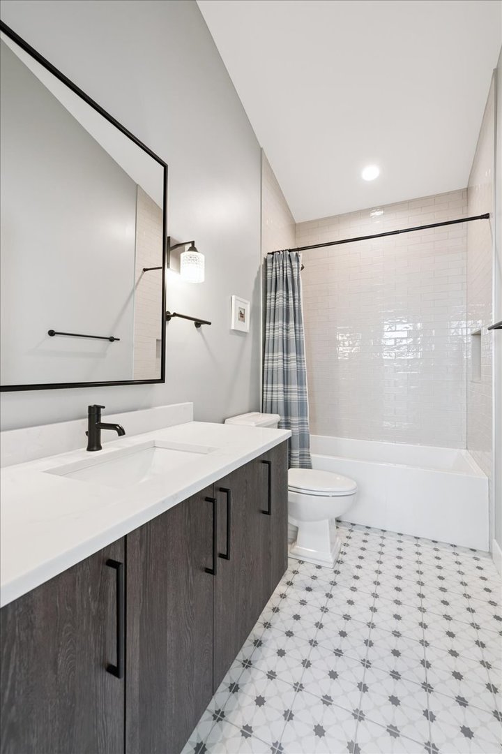 Chicago, Illinois 60612, United States, 4 Bedrooms Bedrooms, ,4 BathroomsBathrooms,Residential,Contingent,236322