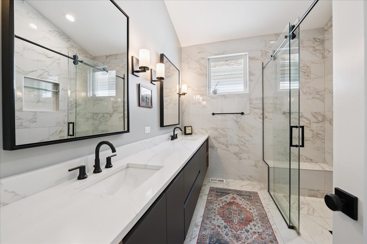 Chicago, Illinois 60612, United States, 4 Bedrooms Bedrooms, ,4 BathroomsBathrooms,Residential,Contingent,236322