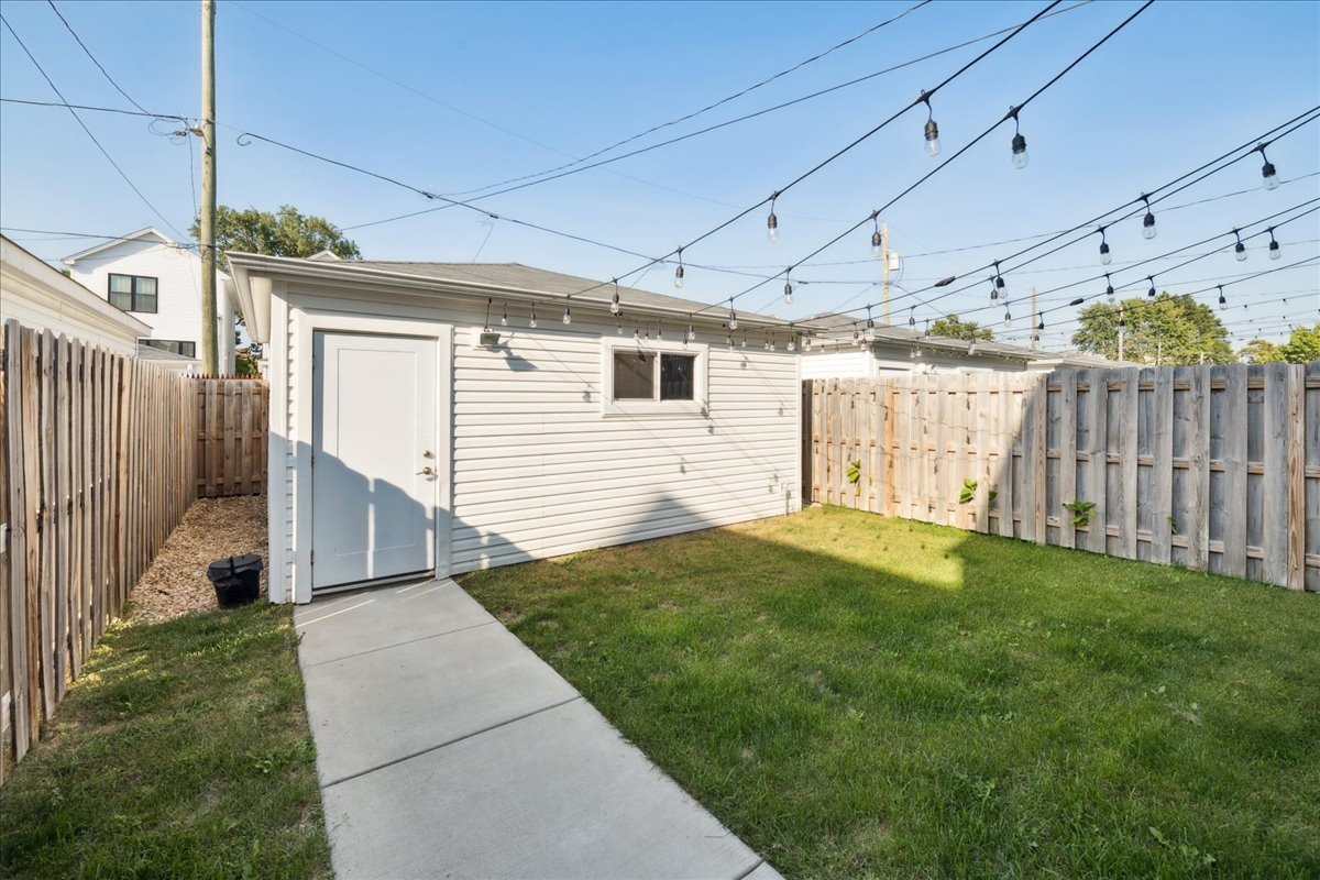 Chicago, Illinois 60612, United States, 4 Bedrooms Bedrooms, ,4 BathroomsBathrooms,Residential,Contingent,236322