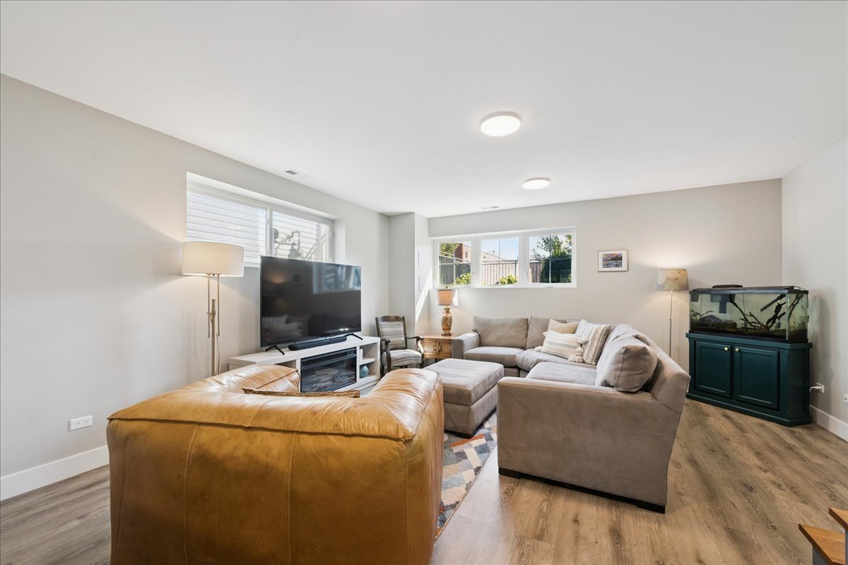 Chicago, Illinois 60612, United States, 4 Bedrooms Bedrooms, ,4 BathroomsBathrooms,Residential,Contingent,236322