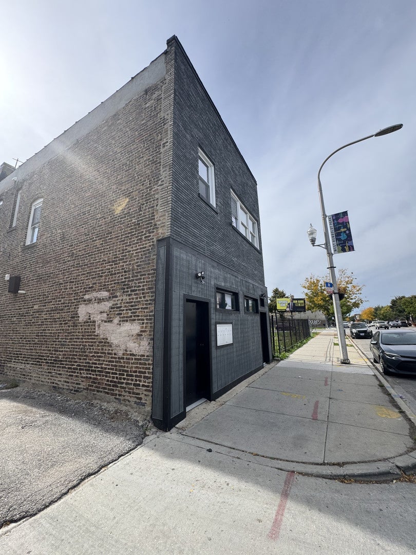 3447 W Chicago Avenue