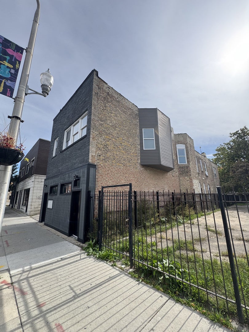 3447 W Chicago Avenue