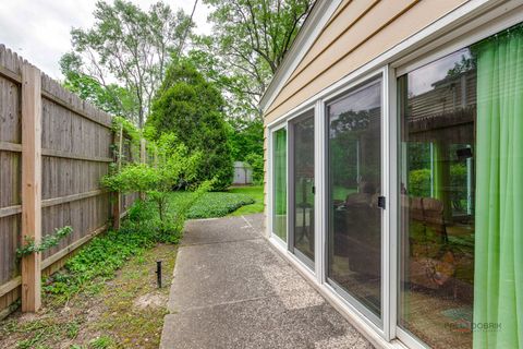 Tiny photo for 214 Washington Circle, Lake Forest, IL 60045 (MLS # 12650932)