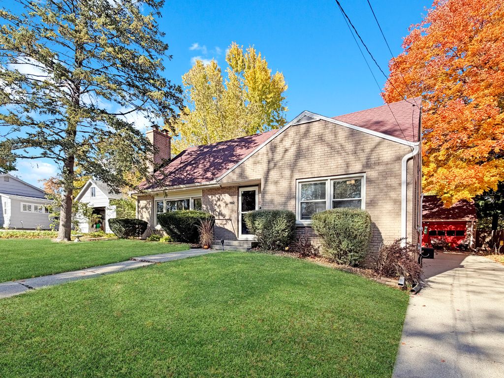 Photo for 1224 W Violet Street, Freeport, IL 61032 (MLS # 12506568)