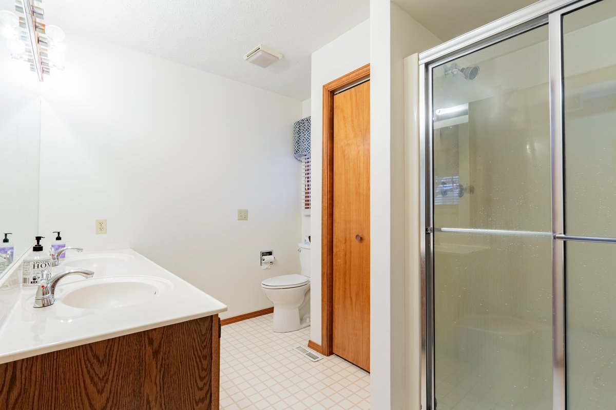 Bloomington, Illinois 61704, United States, 4 Bedrooms Bedrooms, ,3 BathroomsBathrooms,Residential,Active,243459