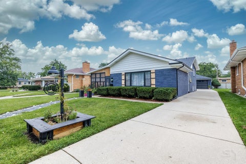 Tiny photo for 1233 Woodside Road, La Grange Park, IL 60526 (MLS # 12734123)